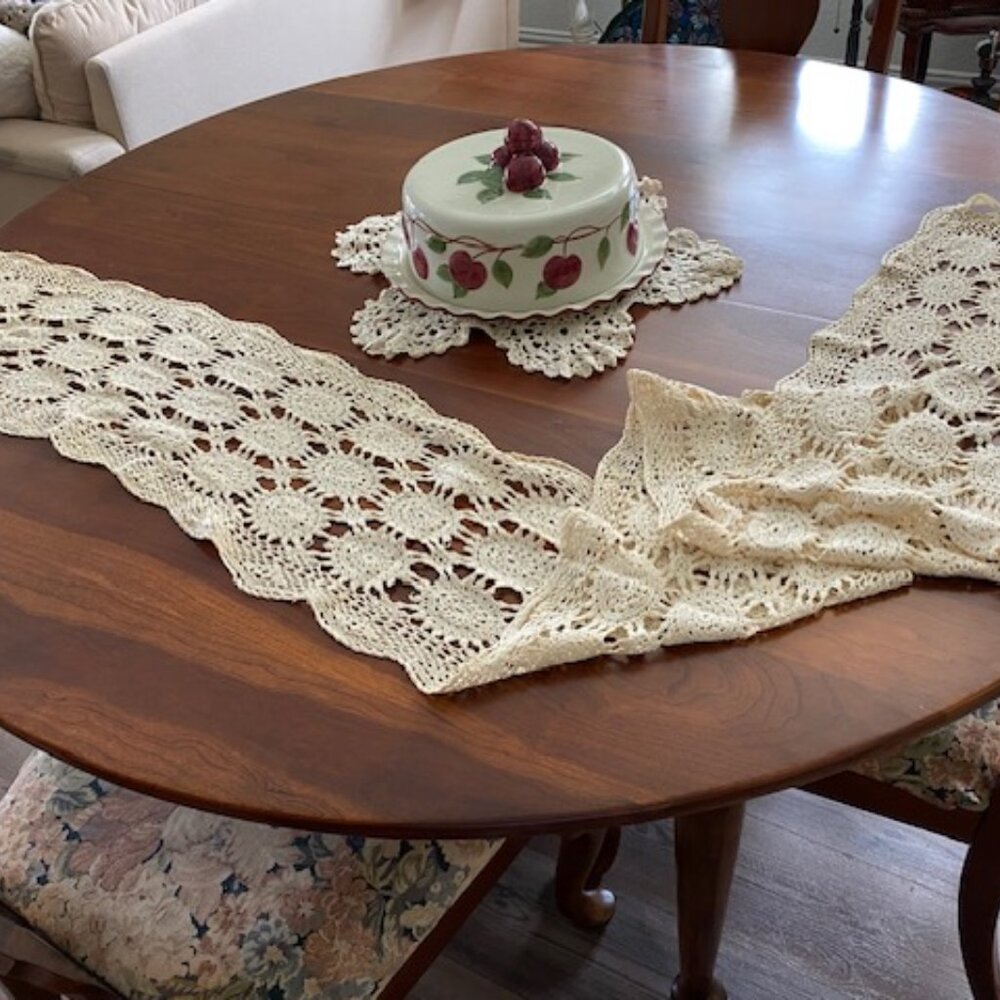 VINTAGE * 93" long HAND CROCHET Lace DOILY RUNNER * eggshell / off-white * EUC